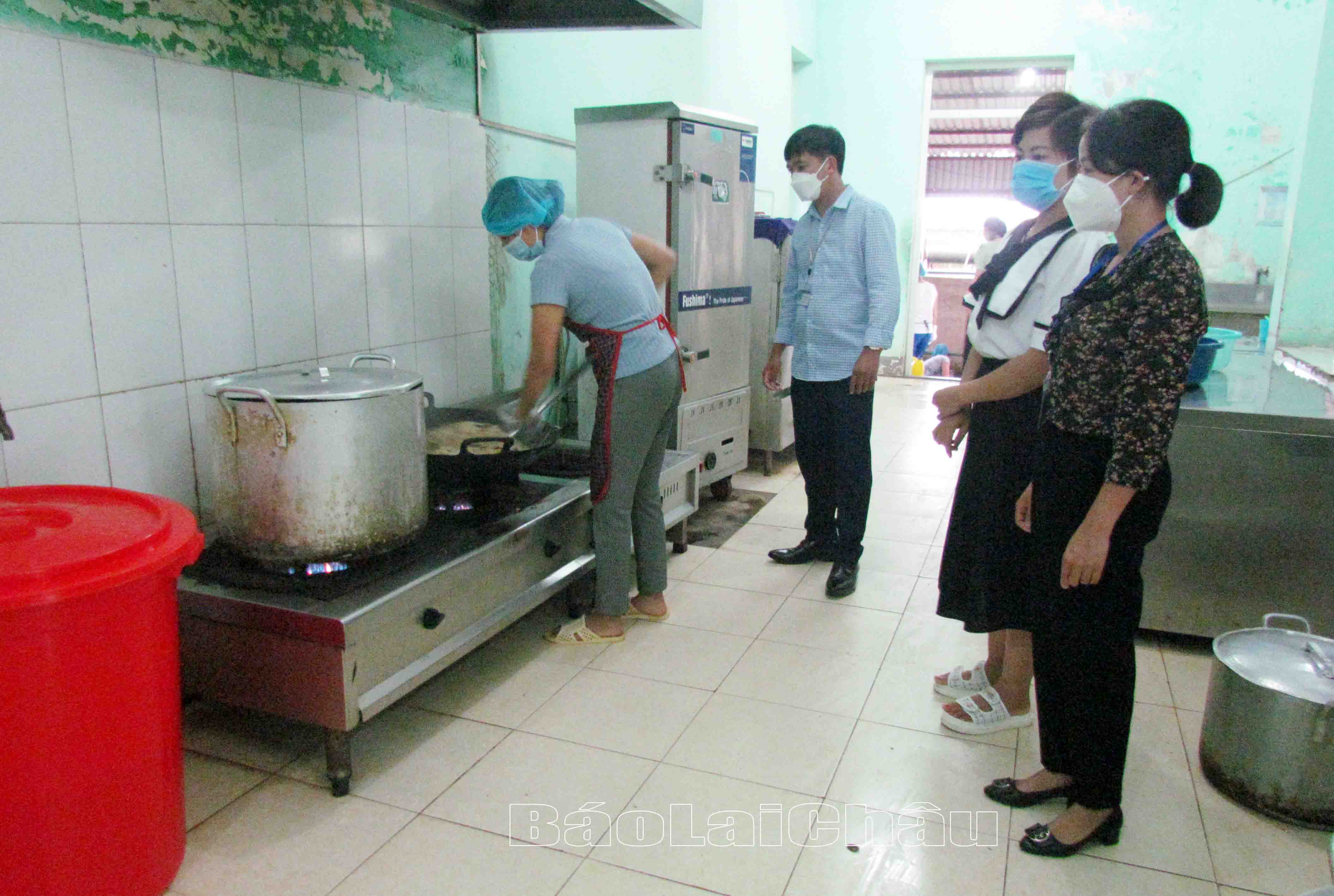 Cán bộ Trung tâm y tế thành phố Lai Châu giám sát công tác đảm bảo vệ sinh an toàn thực phẩm phục vụ kỳ thi tốt nghiệp THPT tại Trường Phổ thông dân tộc nội trú tỉnh.